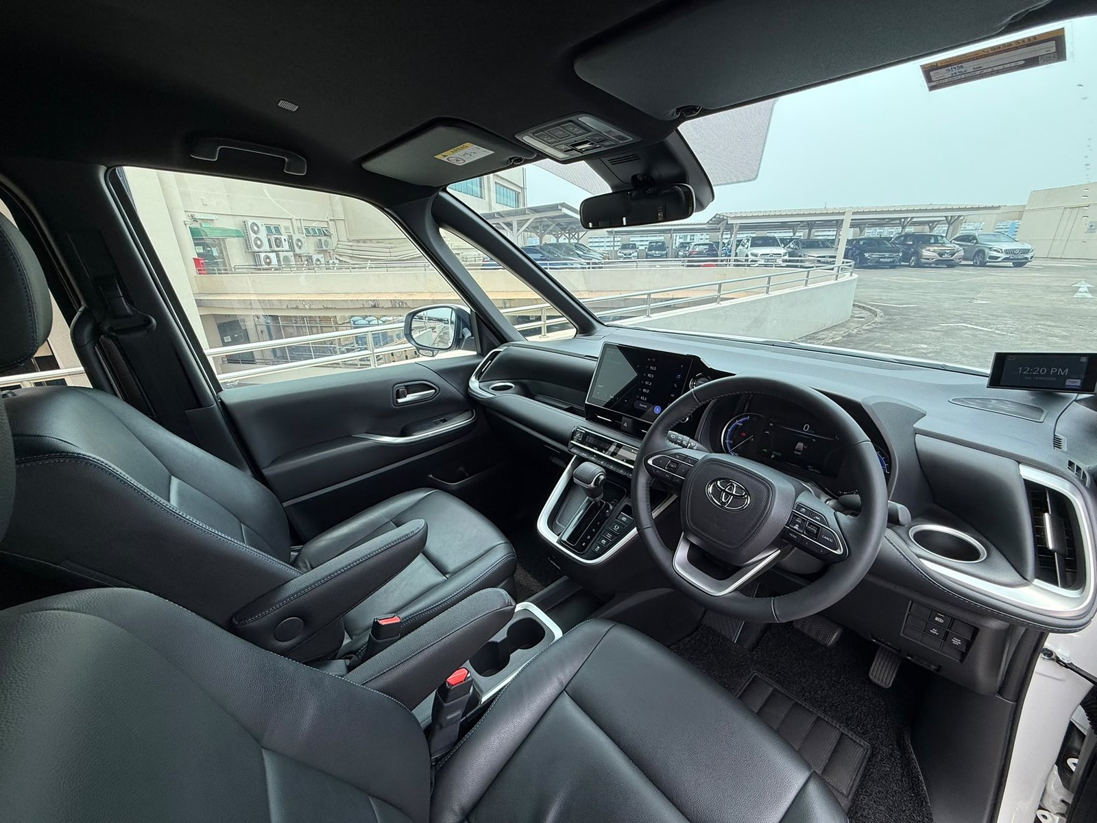 Toyota Voxy Hybrid 1.8 S-Z photo 7